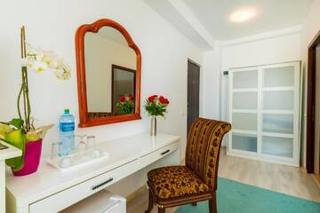 Фото номера Трехместный номер «Комфорт» Гостевой дом SIA Residence г. Отопень 4