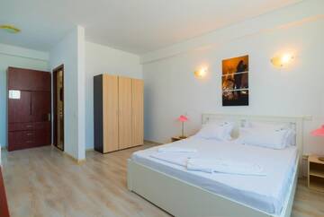 Фото номера Апартаменты с террасой Гостевой дом SIA Residence г. Отопень 6