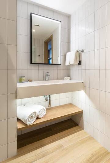 Фото номера Номер с кроватью размера «king-size» Отель Hilton Garden Inn Bucharest Airport г. Отопень 9