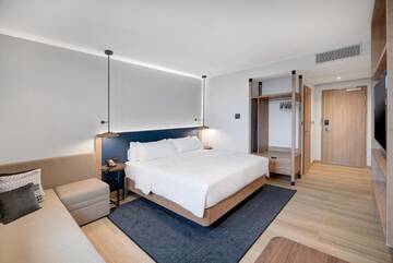 Фото номера Номер с кроватью размера «king-size» Отель Hilton Garden Inn Bucharest Airport г. Отопень 3
