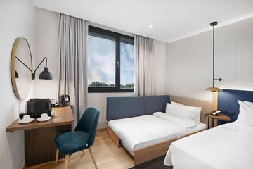 Фото номера Семейный номер с кроватью размера «king-size» Отель Hilton Garden Inn Bucharest Airport г. Отопень 4