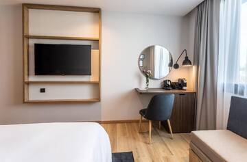 Фото номера Номер с кроватью размера «king-size» Отель Hilton Garden Inn Bucharest Airport г. Отопень 5