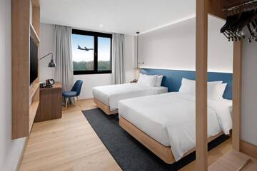 Фото номера Двухместный номер с 2 отдельными кроватями Отель Hilton Garden Inn Bucharest Airport г. Отопень 3