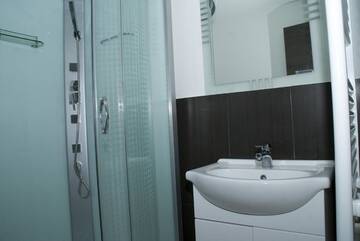 Фото номера Двухместный номер с 2 отдельными кроватями Отель Hotel Otopeni г. Отопень 18