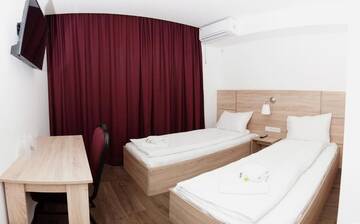 Фото номера Двухместный номер с 2 отдельными кроватями Отель Hotel Otopeni г. Отопень 11