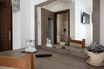Фото номера Трехместный номер с ванной комнатой Гостевой дом Airport House г. Отопень 3