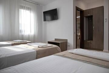 Фото номера Трехместный номер с ванной комнатой Гостевой дом Airport House г. Отопень 5