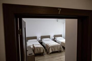 Фото номера Трехместный номер с ванной комнатой Гостевой дом Airport House г. Отопень 6