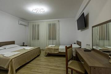Фото номера Трехместный номер с собственной ванной комнатой Гостевой дом Airport House г. Отопень 9