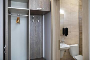 Фото номера Трехместный номер с собственной ванной комнатой Гостевой дом Airport House г. Отопень 10