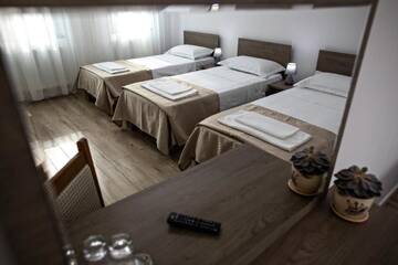 Фото номера Трехместный номер с ванной комнатой Гостевой дом Airport House г. Отопень 7