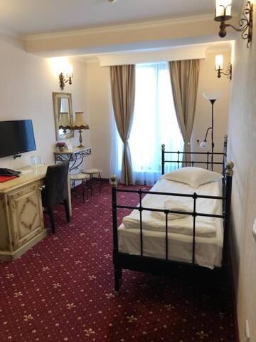 Фото номера Полулюкс Делюкс Отель Hotel Aviator Boutique г. Отопень 2