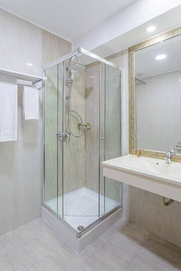 Фото номера Улучшенный номер с кроватью размера «king-size» Отель RIN Airport Hotel г. Отопень 2
