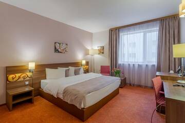 Фото номера Улучшенный номер с кроватью размера «king-size» Отель RIN Airport Hotel г. Отопень 5