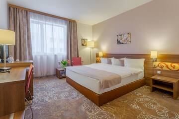 Фото номера Улучшенный номер с кроватью размера «king-size» Отель RIN Airport Hotel г. Отопень 7