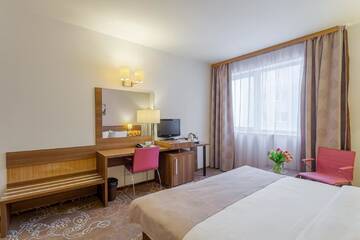Фото номера Улучшенный номер с кроватью размера «king-size» Отель RIN Airport Hotel г. Отопень 8